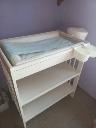 Fasciatoio bianco per bambini con ripiani