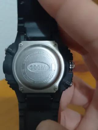 Reloj de pulsera negro y plateado