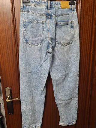 Pantalón vaquero desgastado