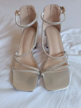 Sandalias de tacón plateadas con pedrería
