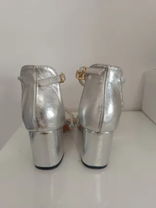 Sandalias de tacón plateadas con pedrería