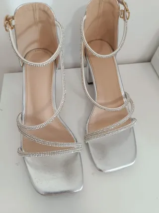 Sandalias de tacón plateadas con pedrería
