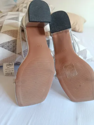 Sandalias de tacón plateadas con pedrería