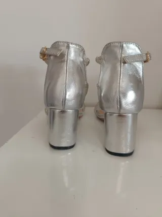 Sandalias de tacón plateadas con pedrería