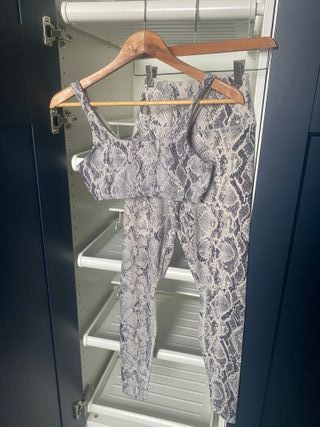 Conjunto ALO Yoga Estampado Serpiente