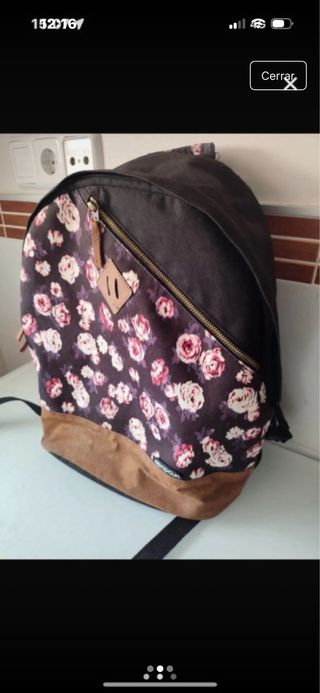 Mochila Ripcurl floral negra y rosa