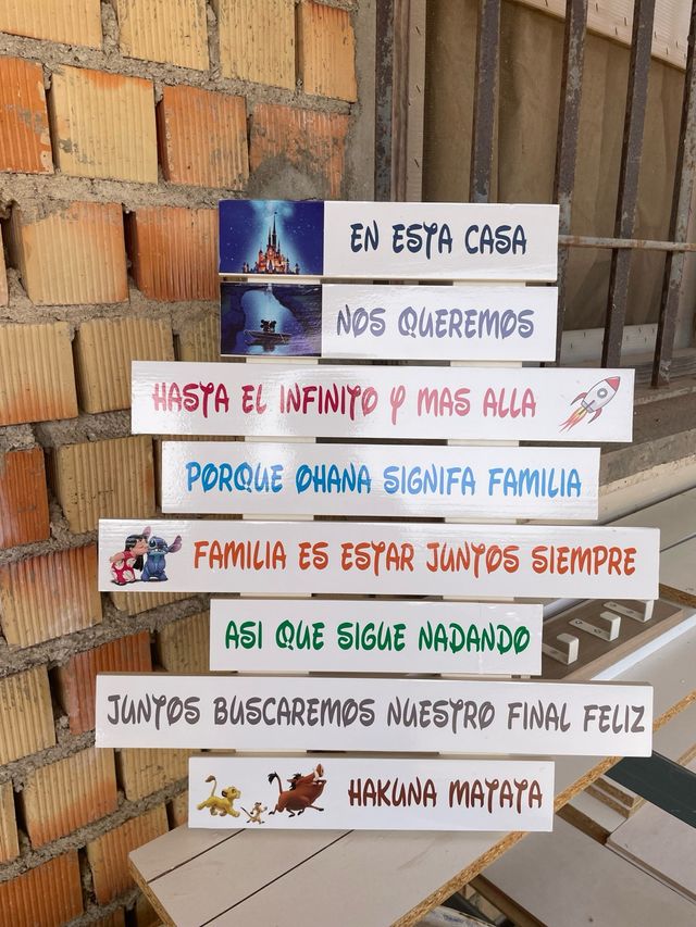 Quadro decorativo in legno con citazioni Disney