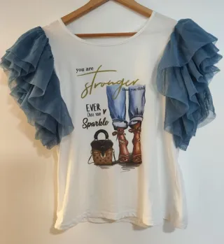 Camiseta blanca con mangas de tul azul