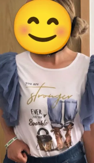Camiseta blanca con mangas de tul azul
