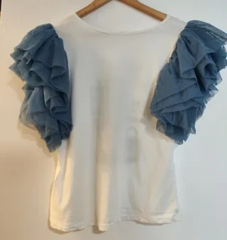 Camiseta blanca con mangas de tul azul