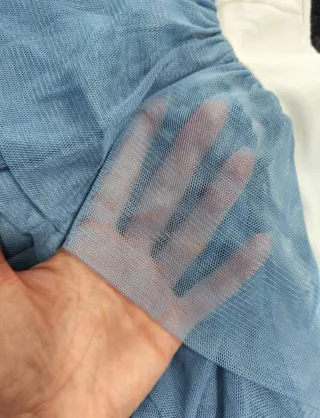 Camiseta blanca con mangas de tul azul