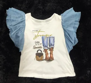 Camiseta blanca con mangas de tul azul