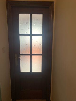 Puerta de madera con marco y cristal
