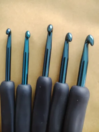 Lote ganchillos ergonómicos y marcadores