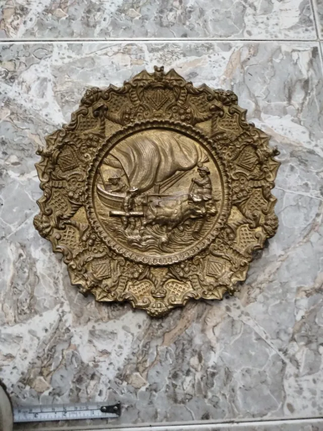 Piatto decorativo in rilievo con nave valenciana