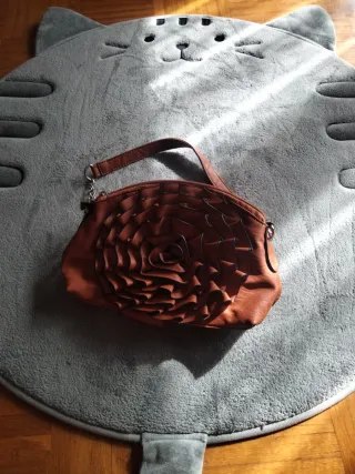 Bolso marron con roseton decorativo