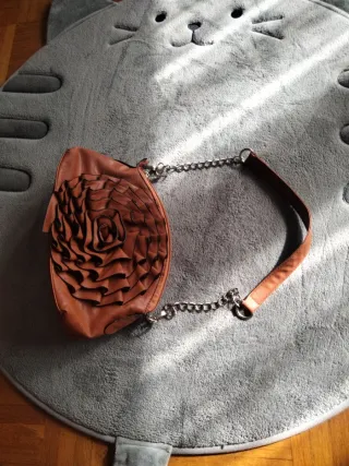 Bolso marron con roseton decorativo