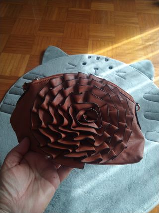 Bolso marron con roseton decorativo