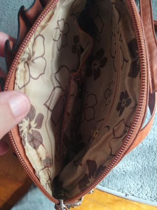 Bolso marron con roseton decorativo