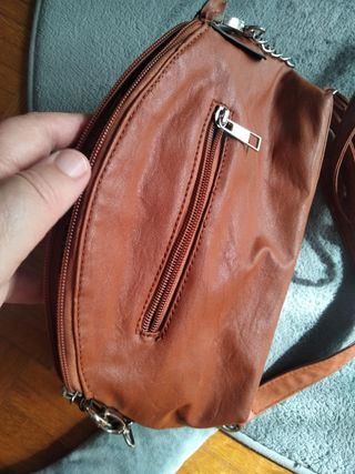 Bolso marron con roseton decorativo