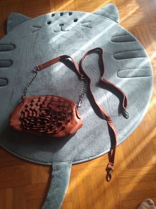 Bolso marron con roseton decorativo