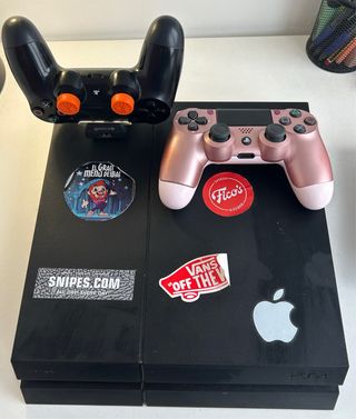 PS4 (PlayStation 4) + 2 Controles Dualshock