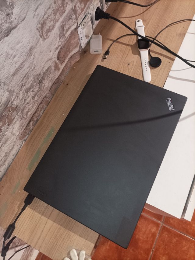 Portátil Lenovo Thinkpad negro valorado en 500 €