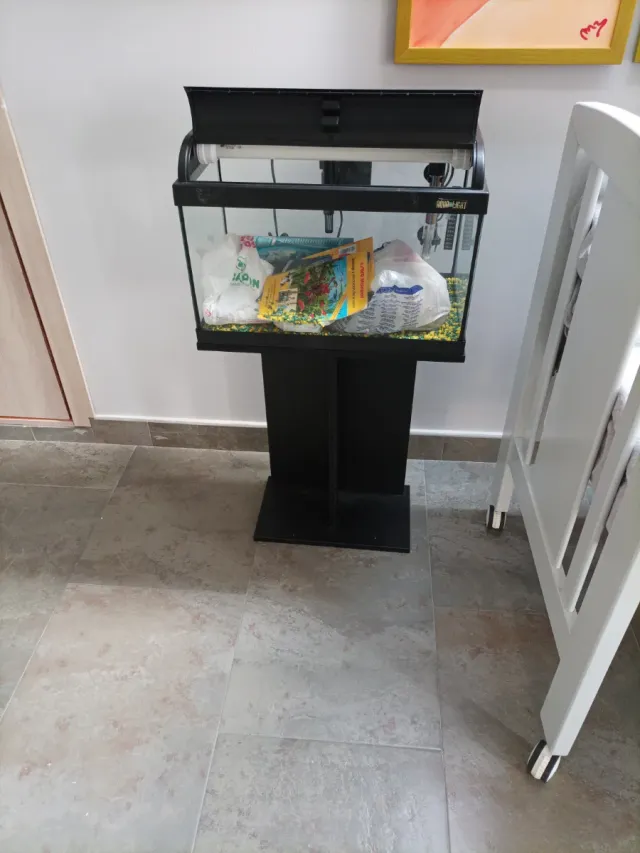 Aquário com mesa em preto