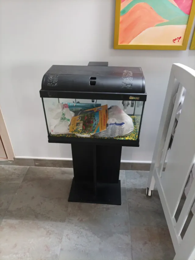 Aquário com mesa em preto