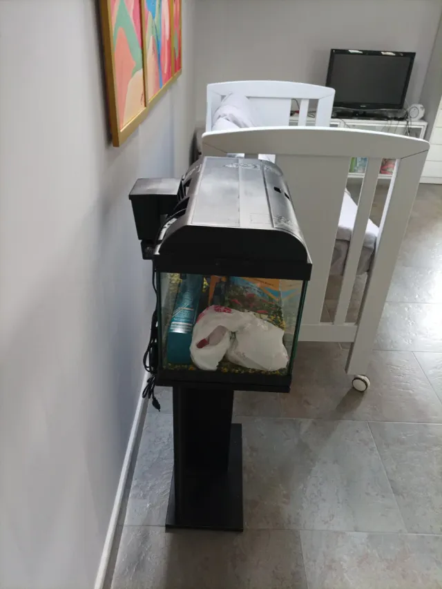 Aquário com mesa em preto