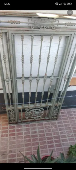 Puerta de hierro forjado