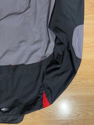 Chaqueta Asics Negra y Gris