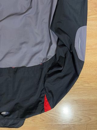 Chaqueta Asics Negra y Gris