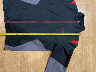 Chaqueta Asics Negra y Gris