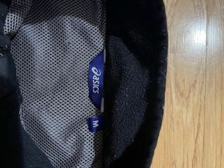 Chaqueta Asics Negra y Gris