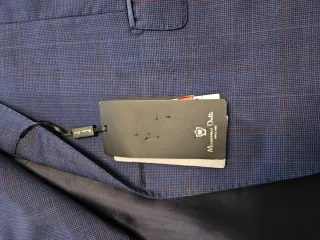 Chaqueta de traje azul con etiqueta