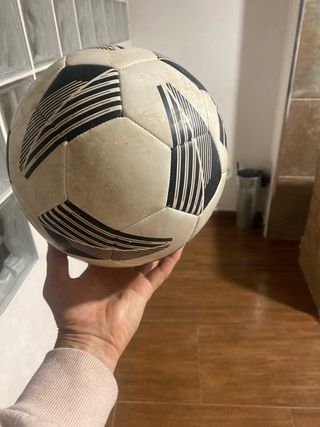Balón de fútbol blanco y negro