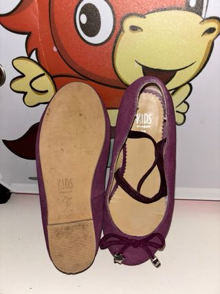 Zapatos salón niña morados lazo