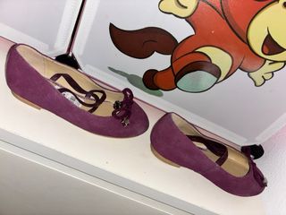 Zapatos salón niña morados lazo