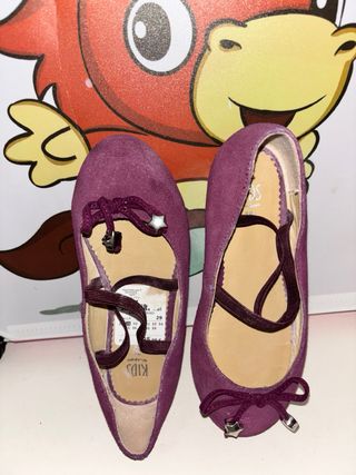 Zapatos salón niña morados lazo