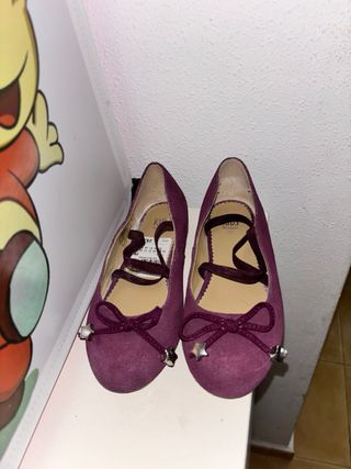 Zapatos salón niña morados lazo