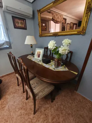 Mueble aparador con 2 mesas y 4 sillas