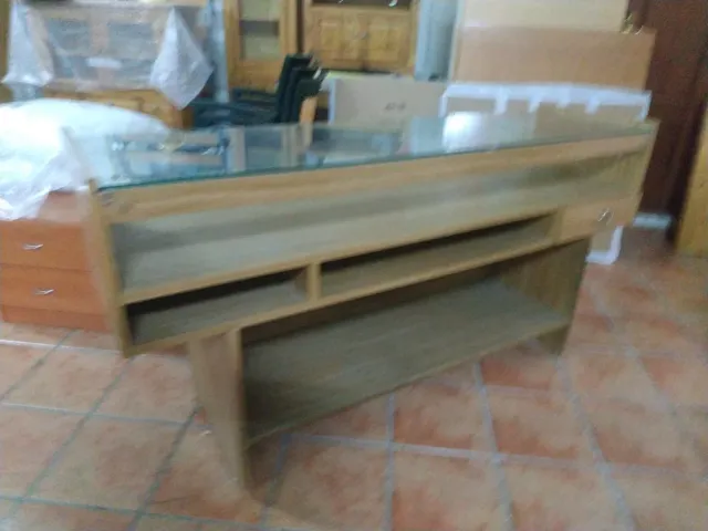 Mostrador de tienda madera y cristal