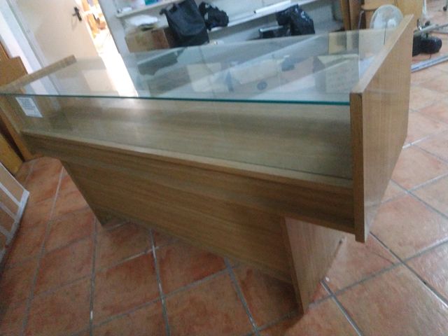 Mostrador de tienda madera y cristal