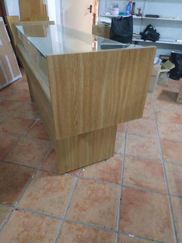 Mostrador de tienda madera y cristal