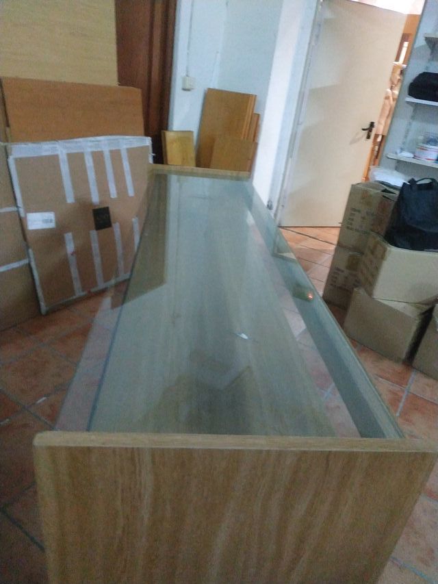 Mostrador de tienda madera y cristal