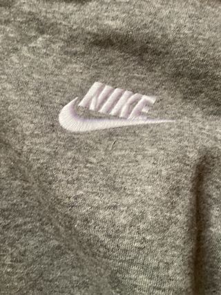 Chaqueta Nike Gris con Cremallera y Capucha