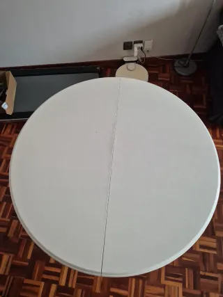 Mesa redonda de madera blanca