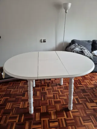 Mesa redonda de madera blanca