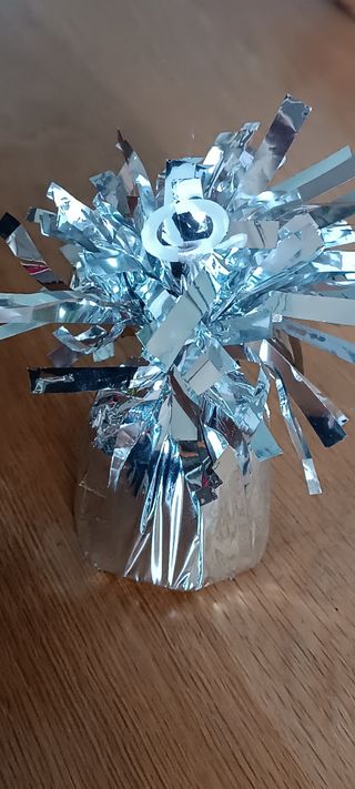 Caja con 12 bases para globos de helio.